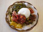 Ilustrasi-nasi-kapau-dengan-berbagai-lauk-untuk-menu-makan-malam-enak1.jpg