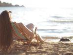Ilustrasi-pantai-wisatawan-wanita-healing-sambil-menikmati-indahnya-sunset-di-pantai.jpg