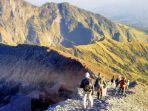 Ilustrasi-para-pendaki-melalui-salah-satu-jalur-pendakian-Gunung-Rinjani-di-Lombok.jpg