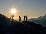 Ilustrasi-para-pendaki-menikmati-pemandangan-sunrise-di-gunung.jpg