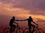 Ilustrasi-pasangan-pengantin-baru-sedang-menikmati-momen-honeymoon.jpg