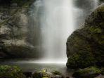 Ilustrasi-pemandangan-air-terjun-dengan-bebatuan-besar-berlumut.jpg