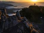 Ilustrasi-pemandangan-sunrise-dari-atas-bukit-yang-menawan.jpg