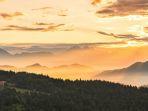 Ilustrasi-pemandangan-sunrise-dari-atas-bukit.jpg