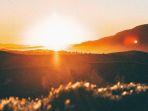 Ilustrasi-pemandangan-sunset-dari-atas-bukit.jpg