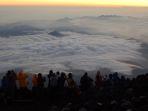 Ilustrasi-pendaki-saat-mendaki-Gunung-Fuji-di-Jepang1.jpg