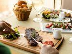 Ilustrasi-pengunjung-makan-steak-di-restoran-mewah.jpg