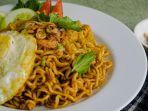 Ilustrasi-penyajian-Indomie-dengan-topping-telur.jpg