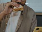 Ilustrasi-pria-makan-sandwich.jpg