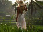 Ilustrasi-sawah-wisatawan-wanita-jalan-jalan-ke-sawah-untuk-healing.jpg