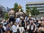 Ilustrasi-sekelompok-yakuza-yang-sedang-mengikuti-festival-di-Jepang.jpg