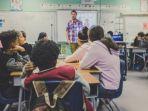 Ilustrasi-seorang-guru-yang-sedang-mengajar-siswa-di-kelas.jpg