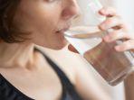 Ilustrasi-seorang-wanita-minum-air-mineral.jpg