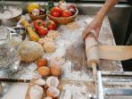 Ilustrasi-seseorang-membuat-adonan-kue-kering-egg-roll.jpg