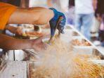 Ilustrasi-street-food-di-Pantai-Merpati.jpg