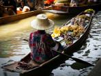 Ilustrasi-suasana-di-pasar-terapung-11.jpg