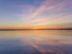 Ilustrasi-sunrise-di-laut.jpg