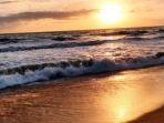 Ilustrasi-sunset-di-Pantai-Pasir-Putih.jpg