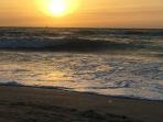 Ilustrasi-sunset-di-pantai-berpasir-hitam-yang-memesona.jpg