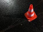 Ilustrasi-traffic-cone-di-jalan-raya.jpg