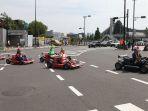 Ilustrasi-turis-asing-yang-mengendarai-go-kart-di-jalanan-Tokyo-Jepang.jpg