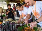 Ilustrasi-turis-yang-mengikuti-gelaran-Ubud-Food-Festival.jpg