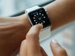 Ilustrasi-wanita-memakai-Apple-Watch.jpg