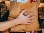 Ilustrasi-wanita-membawa-paper-bag.jpg