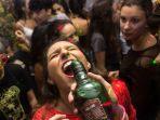 Ilustrasi-wanita-yang-mabuk-gegara-mengonsumsi-alkohol.jpg