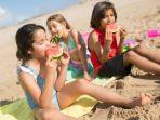 Ilustrasi-wisatawan-anak-anak-sedang-makan-di-pinggir-pantai.jpg