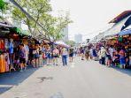 Ilustrasi-wisatawan-berburu-oleh-oleh-di-Chatuchak-Market-Bangkok-Thailand.jpg