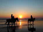 Ilustrasi-wisatawan-berkuda-di-pantai-saat-senja.jpg