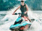 Ilustrasi-wisatawan-bermain-jetski-yang-menantang.jpg
