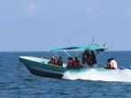 Ilustrasi-wisatawan-bermain-speed-boat-di-pantai.jpg