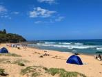 Ilustrasi-wisatawan-camping-di-pantai-dan-menikmati-pemandangan-alam.jpg