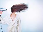 Ilustrasi-wisatawan-memakai-pengering-rambut-atau-hairdryer.jpg