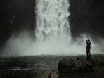Ilustrasi-wisatawan-mengunjungi-curug-Curug-Bangkuang.jpg