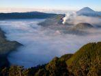 Ilustrasi-wisatawan-menikmati-pemandangan-Gunung-Bromo-dari-Bukit-Penanjakan.jpg