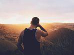 Ilustrasi-wisatawan-menyaksikan-pesona-sunset-di-Bali.jpg