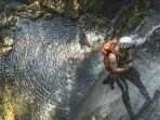 Ilustrasi-wisatawan-nyobain-wahana-ekstrem-canyoneering-di-air-terjun.jpg
