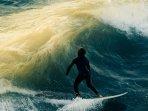 Ilustrasi-wisatawan-sedang-berselancar-atau-surfing-di-pantai-dengan-ombak-yang-besar1.jpg
