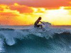 Ilustrasi-wisatawan-surfing-atau-berselancar-di-pantai.jpg