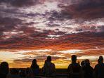 Ilustrasi-wisatawan-yang-menikmati-sunrise-Buntu-Bebo.jpg