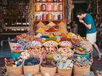 Ilustrasi-wisatawan-yang-menjelajahi-Spice-Souk-satu-tempat-wisata-gratis-di-Dubai.jpg