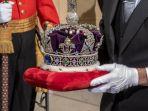 Imperial-State-Crown-Kerajaan-Inggris.jpg