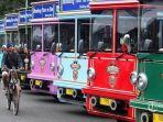 Jajaran-bus-Bandros-disiapkan-di-halaman-Balai-Kota-Bandung.jpg