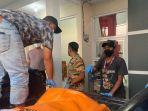 Jasad-ASN-di-Ponorogo-dibawa-Polisi-setelah-suami-DWH-yang-berinisial-TK-sampai-di-lokasi.jpg