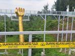 Jembatan-kaca-The-Geong-di-kawasan-wisata-Hutan-Pinus-Limpakuwus-Banyumas.jpg