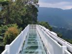 Jembatan-kaca-di-Bukit-Manik-Indonesia-tempat-wisata-terbaru-di-Pamijahan-Bogor-Jawa-Barat.jpg