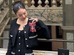 Jennie-BLACKPINK-saat-menghadiri-undangan-jamuan-makan-malam-mewah-di-Istana-Buckingham-Inggris-1.jpg